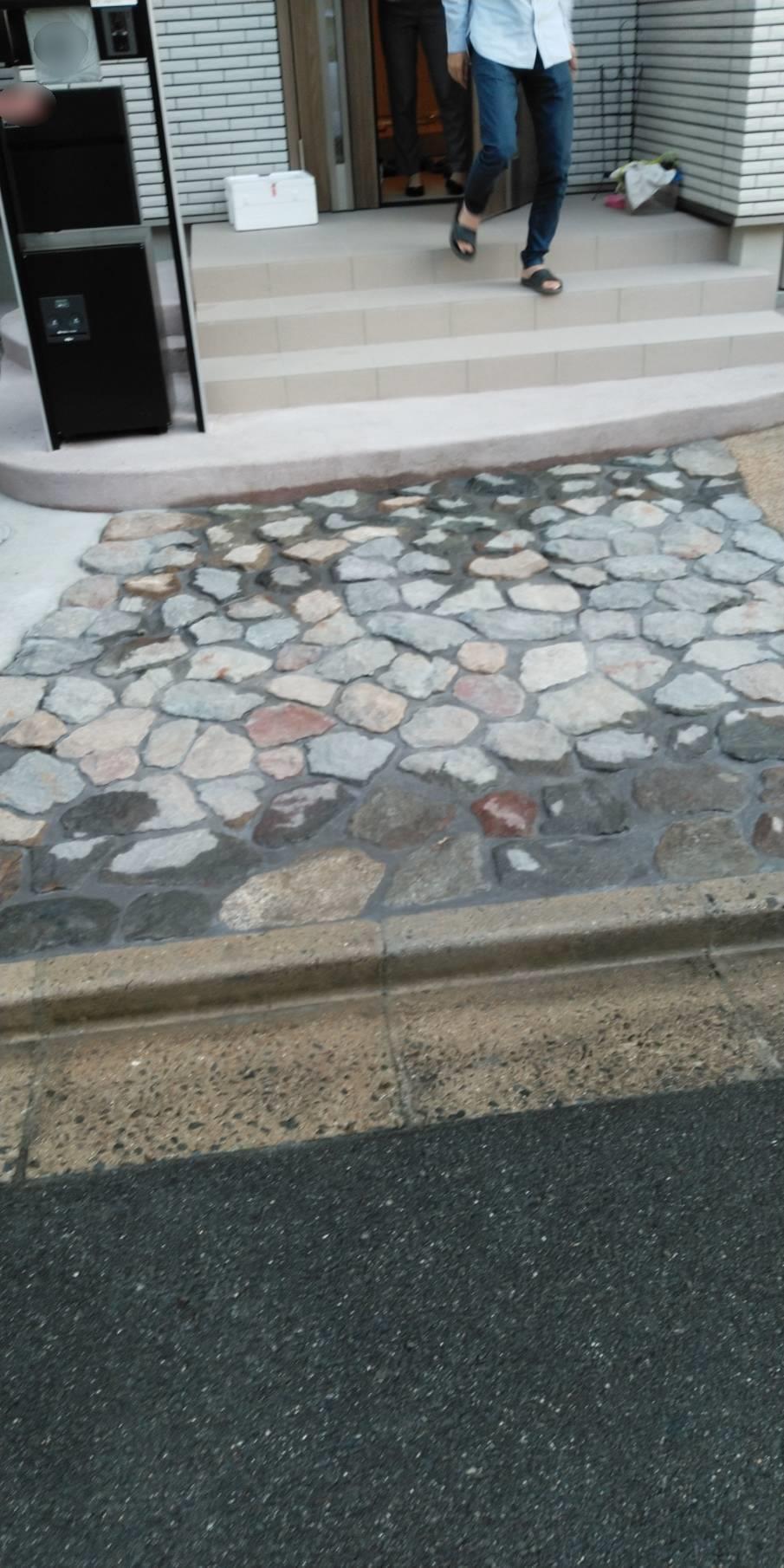 【施工事例】O邸の外構工事／玄関アプローチ：自然石材による石貼り